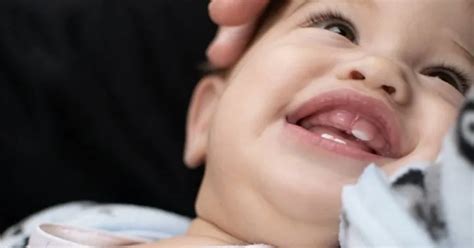 Bebeğin İlk Diş Çıkarma Süreci ve Öneriler